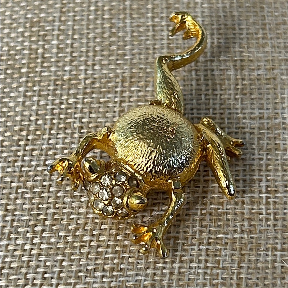 Vintage M Jent Textured Gold Tone Rhinestone Frog Brooch pin - Picture 5 of 13